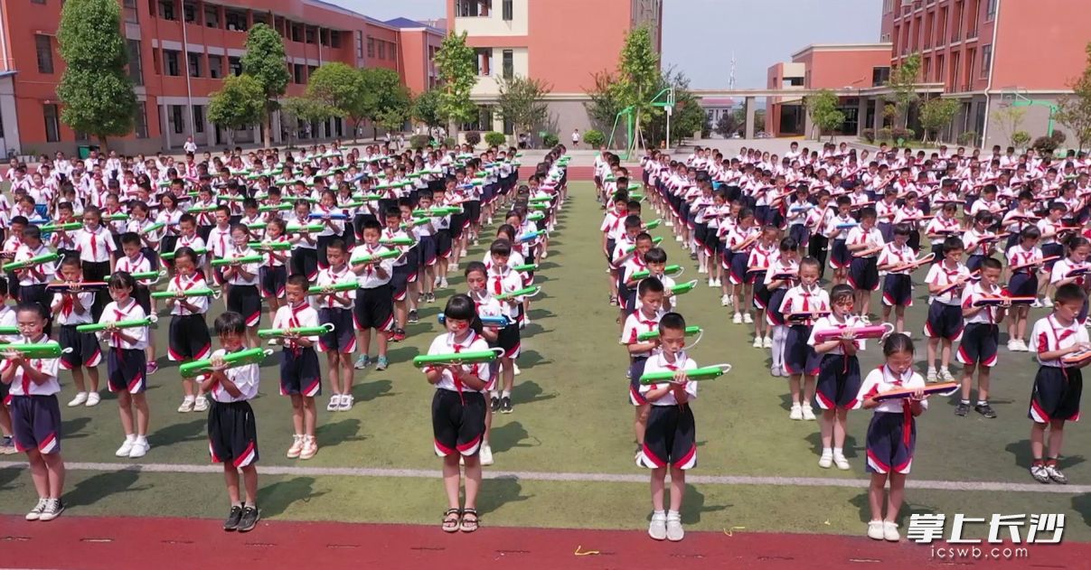 梨塘小学千名小学生用口风琴合奏红色歌曲，为党献上“生日祝福”。长沙晚报通讯员 孙倩 供图