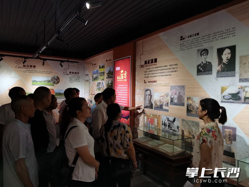 市民在陈列室内参观。