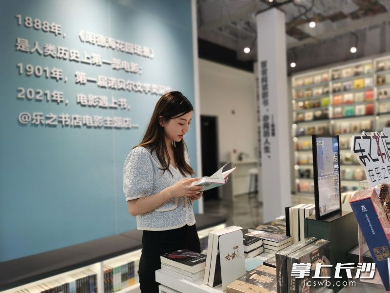 市民在“窗里窗外”陈列台阅读图书。