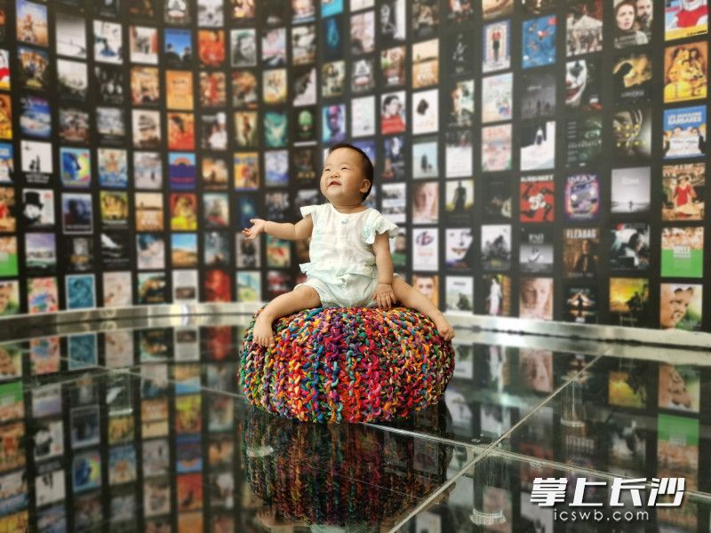 “蒙太奇镜像艺术区”是动人心弦的拍照打卡地。