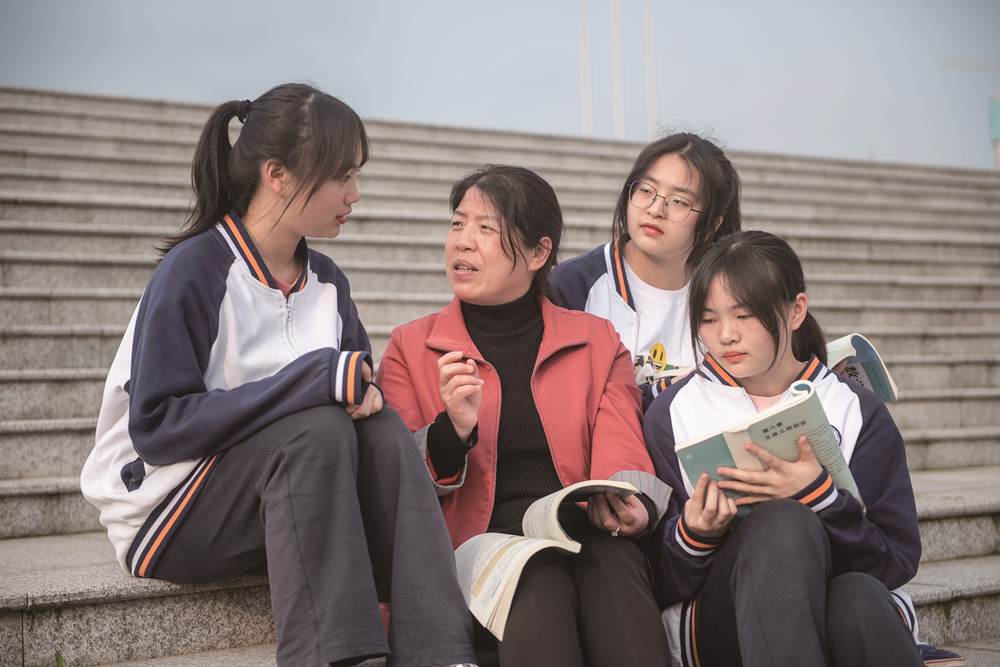 老师和学生交流。