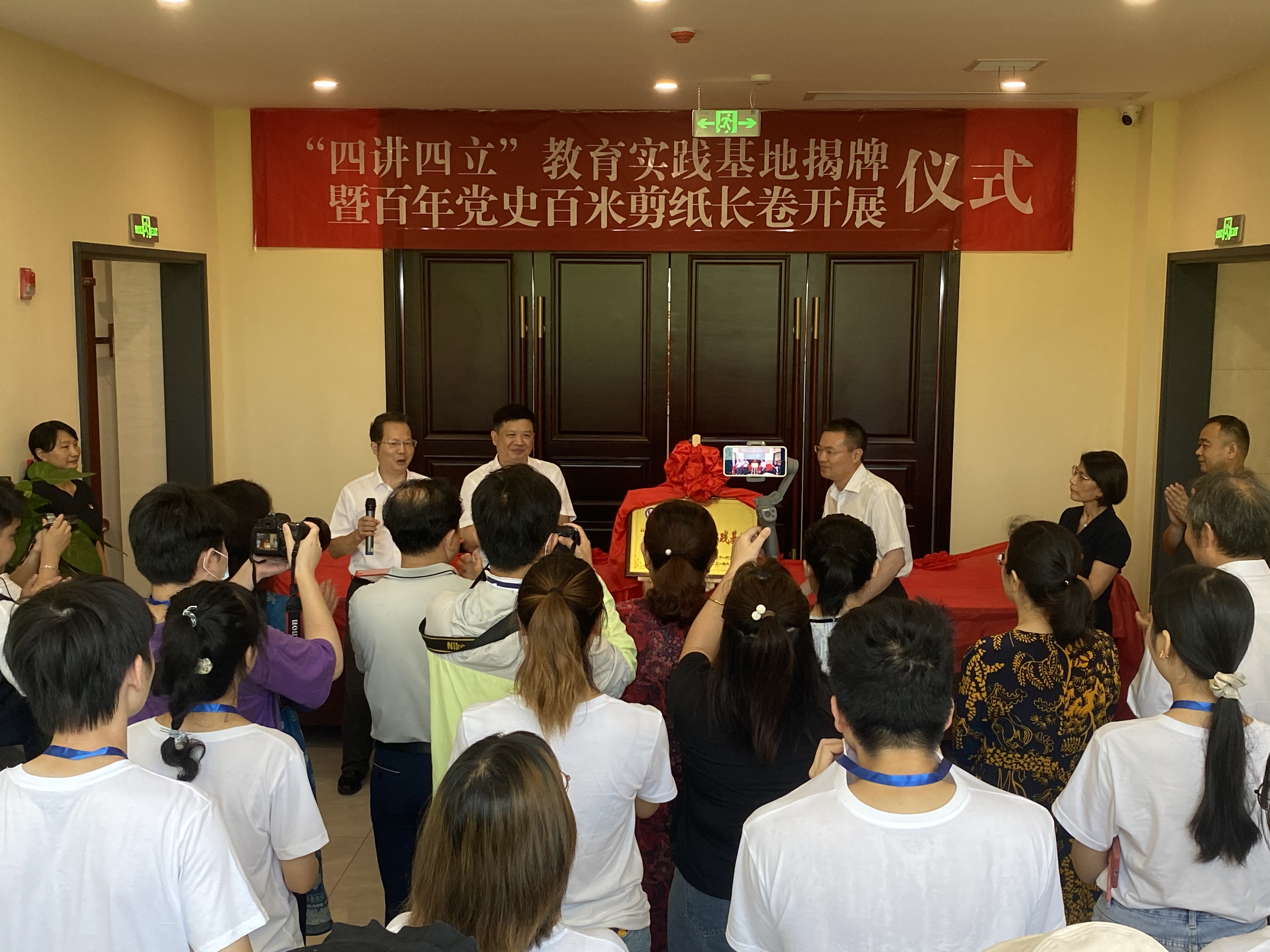 6日，百年党史百米剪纸长卷开展仪式在长沙党史馆举行。  均为长沙晚报全媒体记者 黎铁桥 实习生 贾皓智 摄影报道