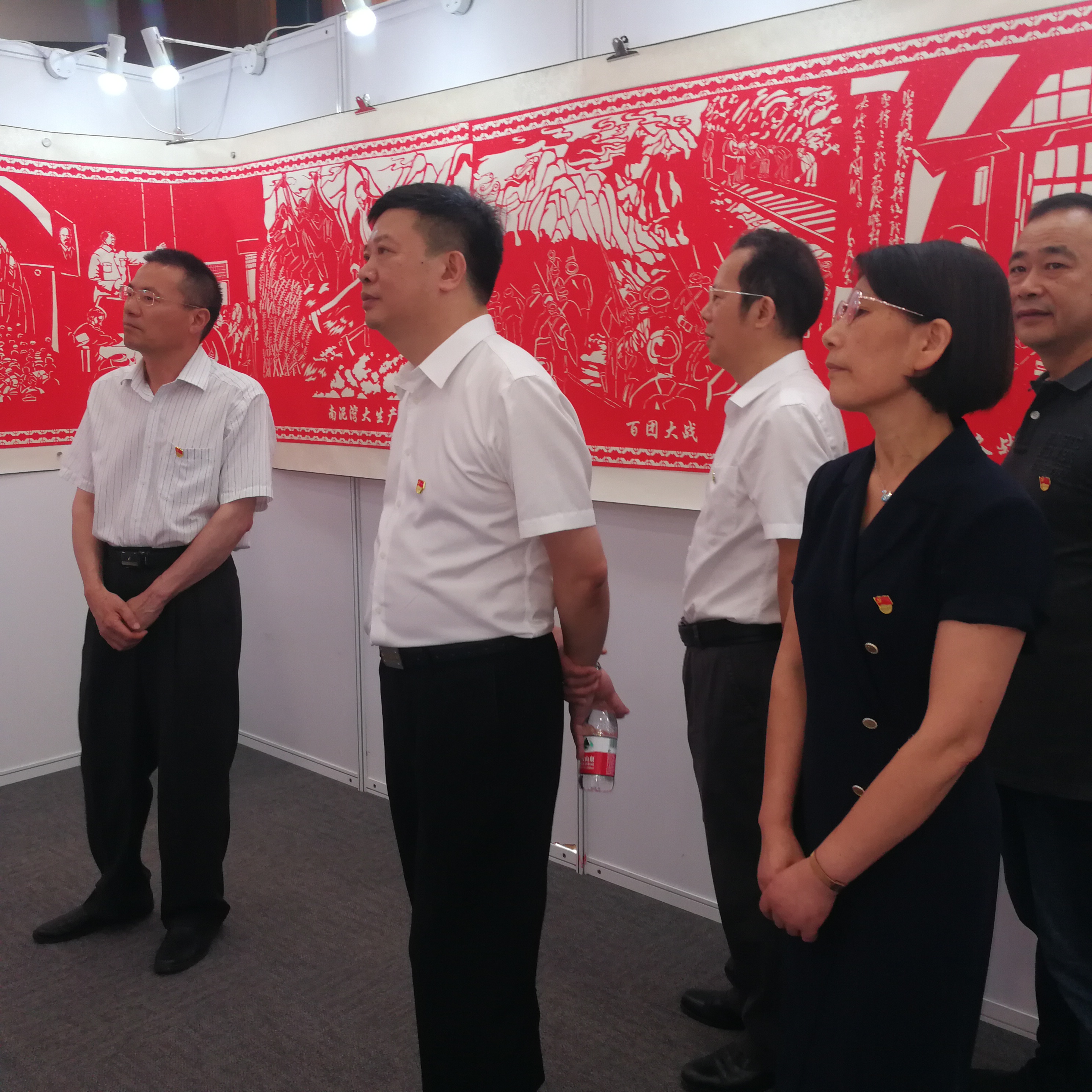 长沙学院、长沙市委党史研究室和长沙党史馆领导在观看百年党史百米剪纸长卷。 