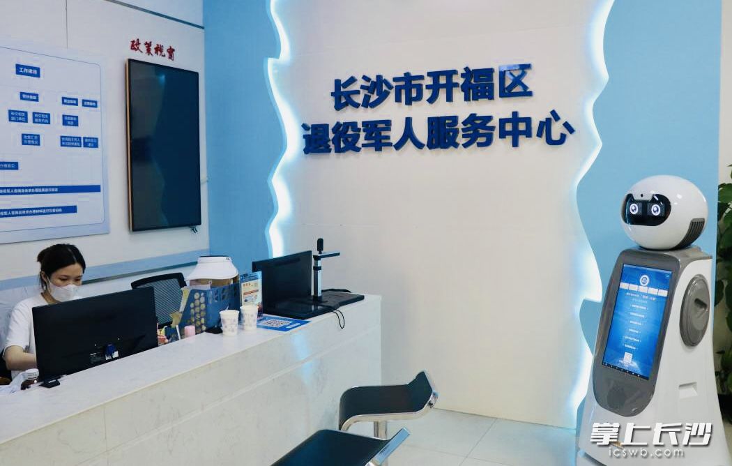 “小役”一脸“萌萌哒”，服务起来却很精准专业。 通讯员 彭泫皓 摄
