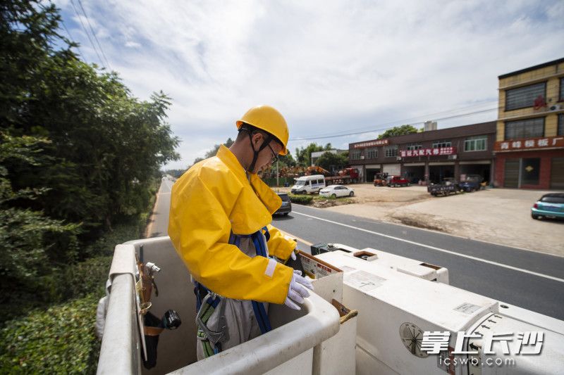 带电作业不仅可以避免对线路上其他用户用电的影响，还能提高供电可靠率、避免电量损失。