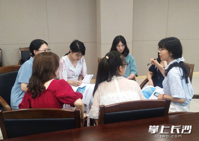 老师们分组讨论相关方案。