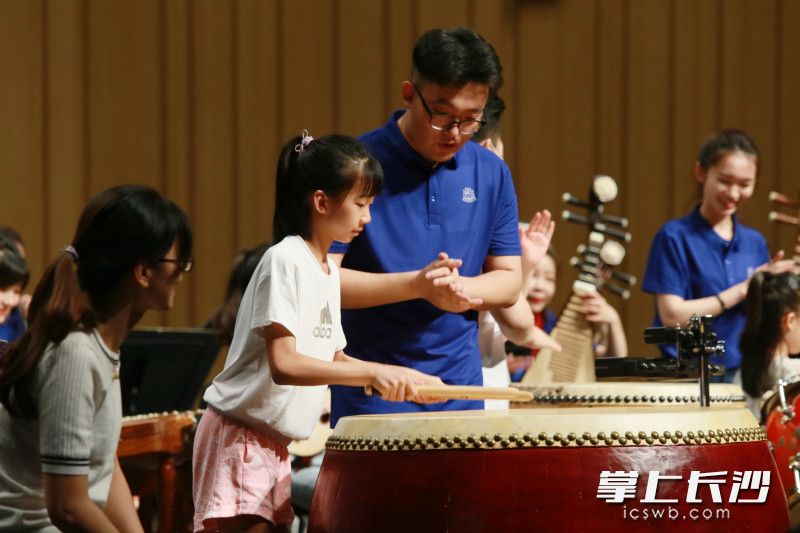 小朋友们感受音乐演奏的魅力。