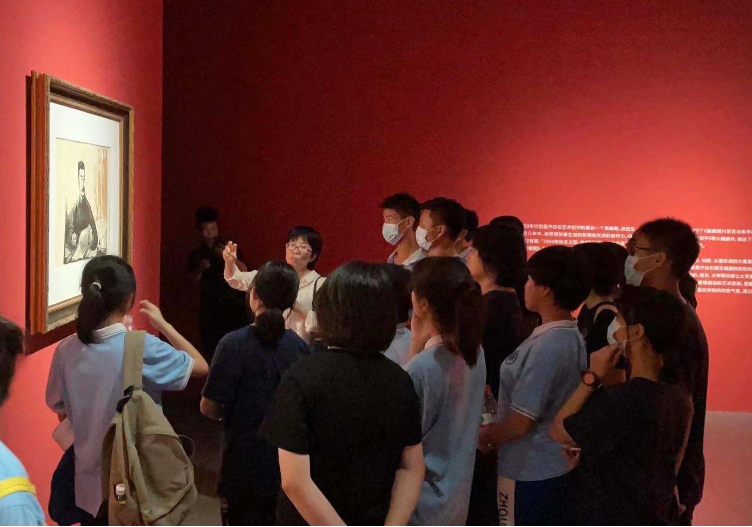同学们在认真观展。