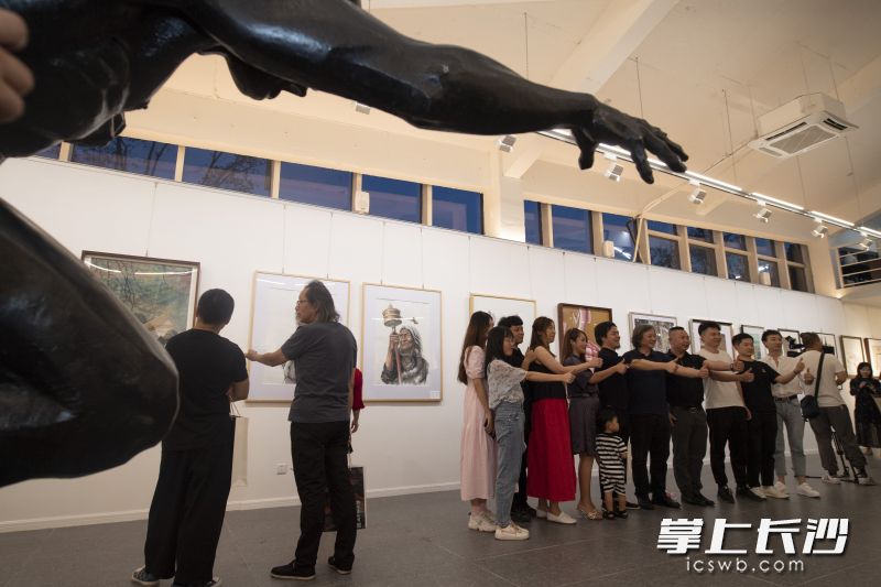 7月11日晚，湖南省首届设计师艺术展在松岚艺术馆开幕。黄启晴 摄