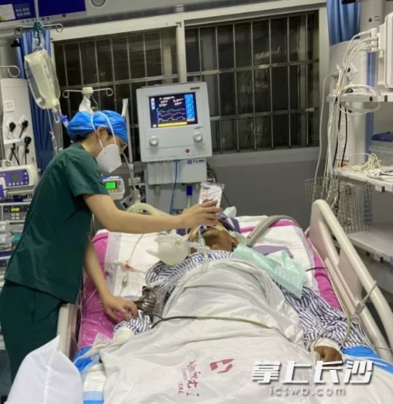 医护人员帮助行动不便的重症患者和家属视频交流。  医院供图