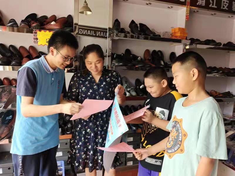 孩子们带着宣传资料进行入户宣传.