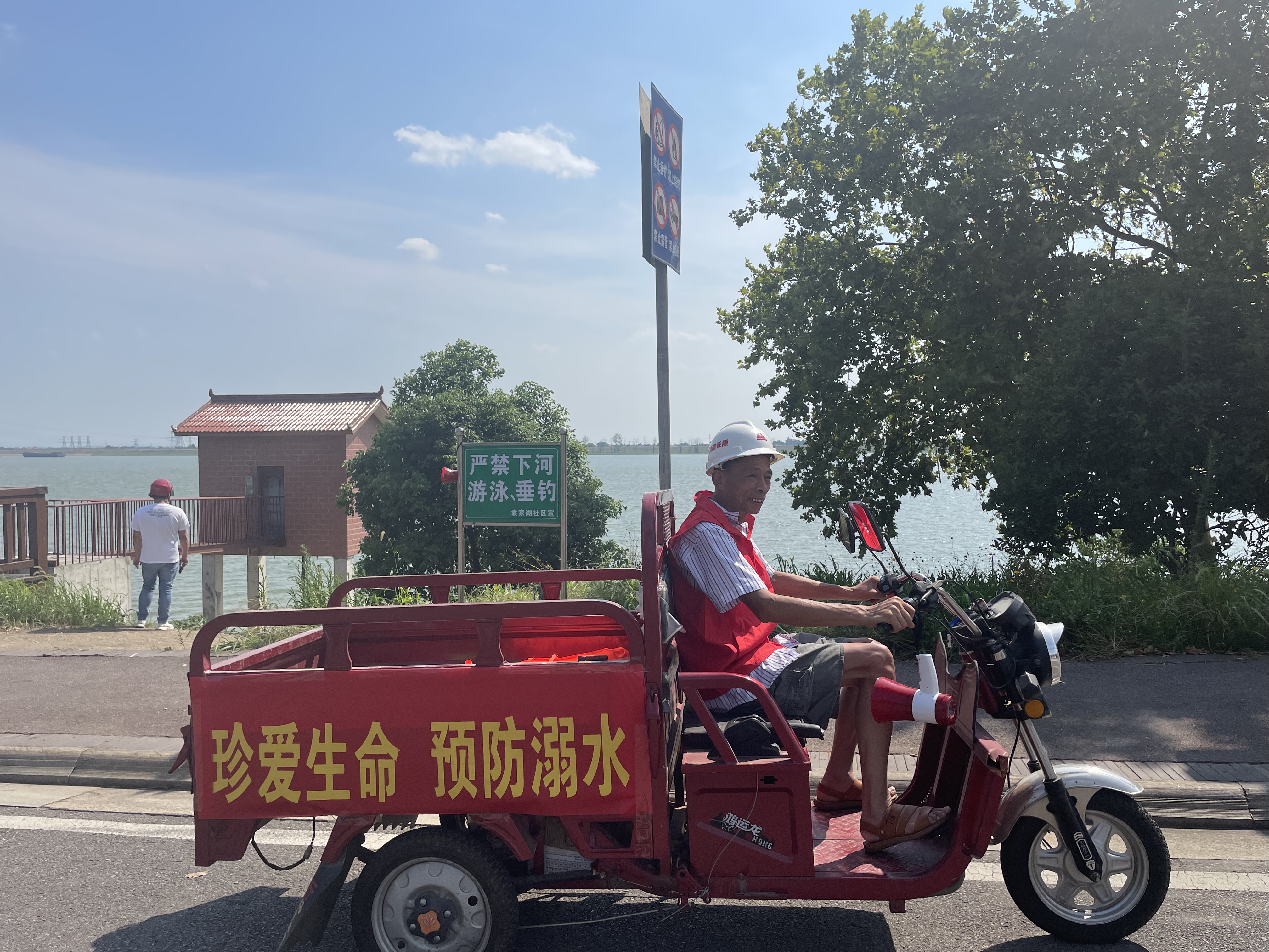 防溺水宣传车辆在湘江景观道沿线来回穿梭.