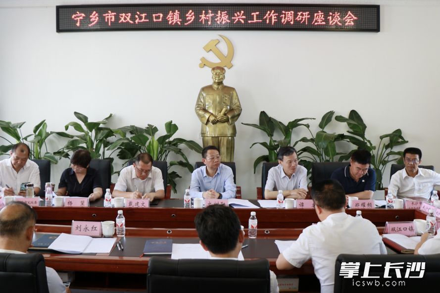 现场座谈。均为 通讯员 邓芳 摄