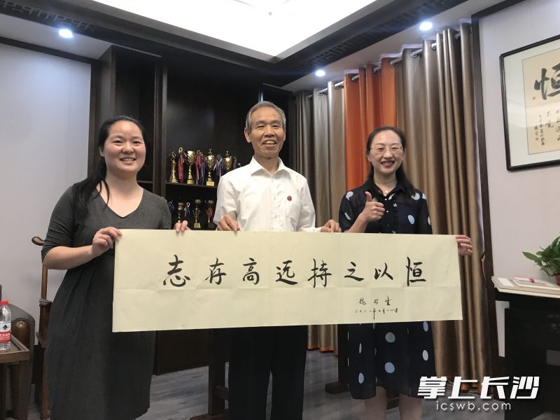 魏书生挥毫书写出砂子塘吉联小学校训“志存高远，持之以恒”。