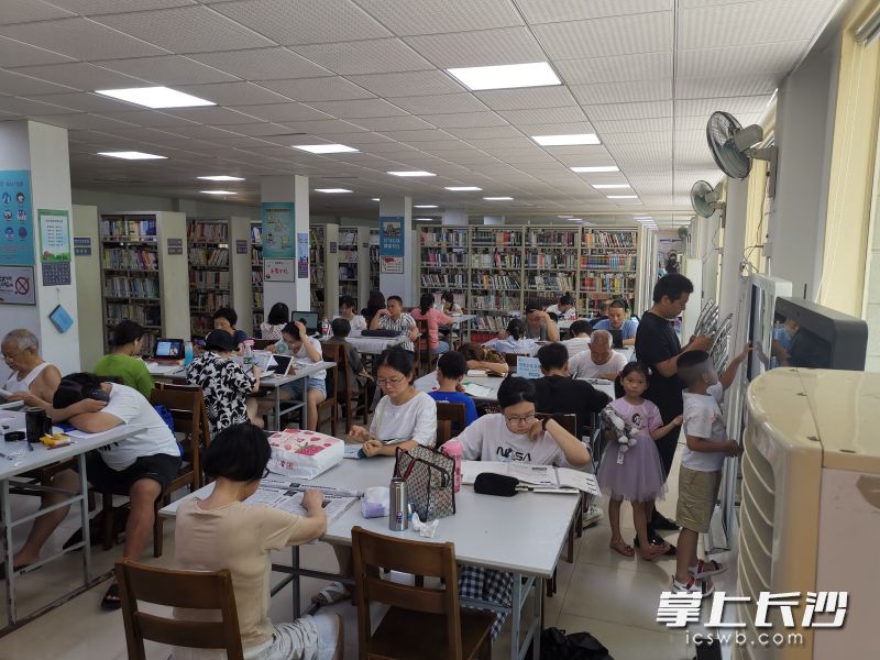 暑假芙蓉区图书馆系列免费活动，静待孩子们过来品书香、觅清凉。全媒体记者 颜家文 摄