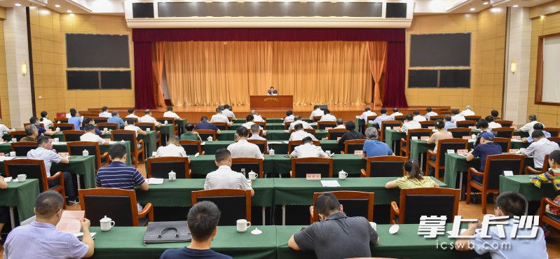今天上午，在中央第六生态环境保护督察组对湖南省督察情况反馈会后，长沙市第一时间召开会议部署整改工作。长沙晚报全媒体记者 余劭劼 摄