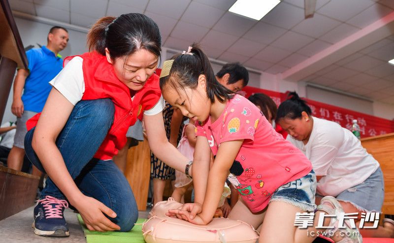 学生正在进行心肺复苏实操训练。