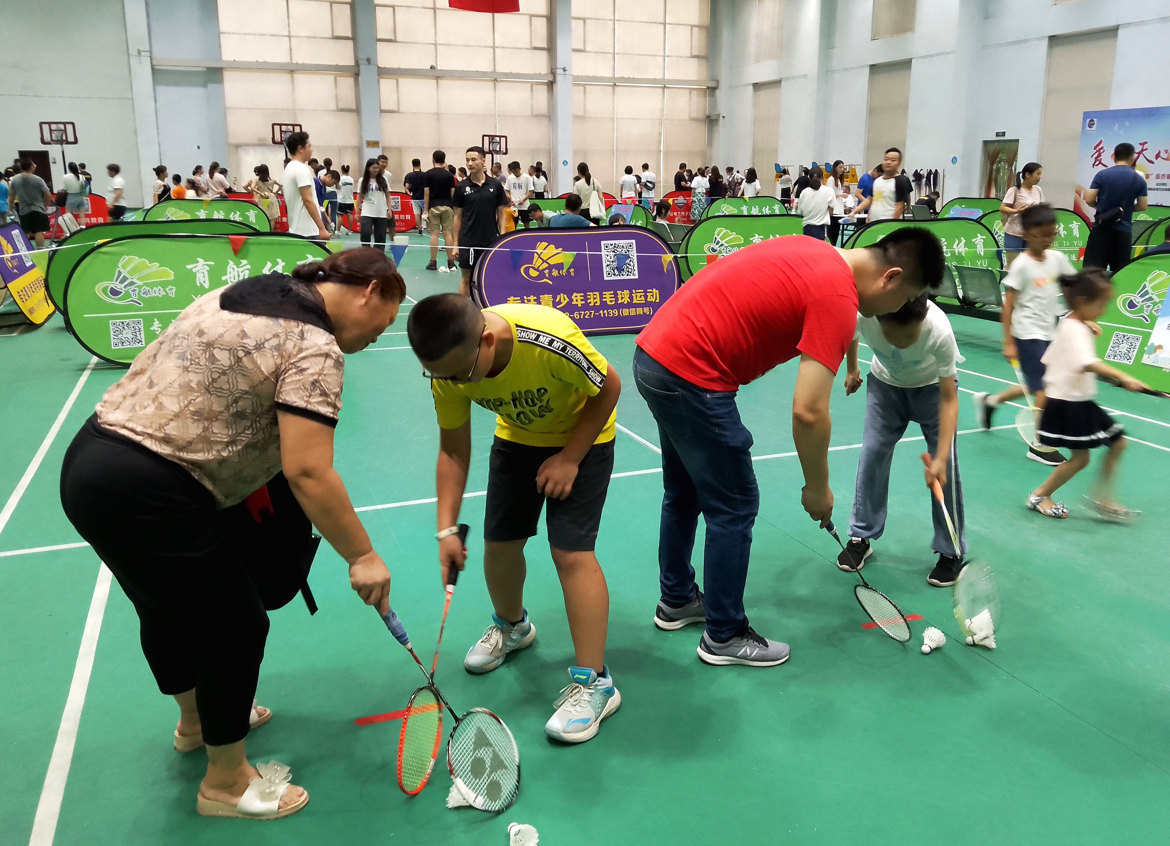 亲子互动，看谁拾球快、跑得快。长沙晚报全媒体记者 王斌 摄