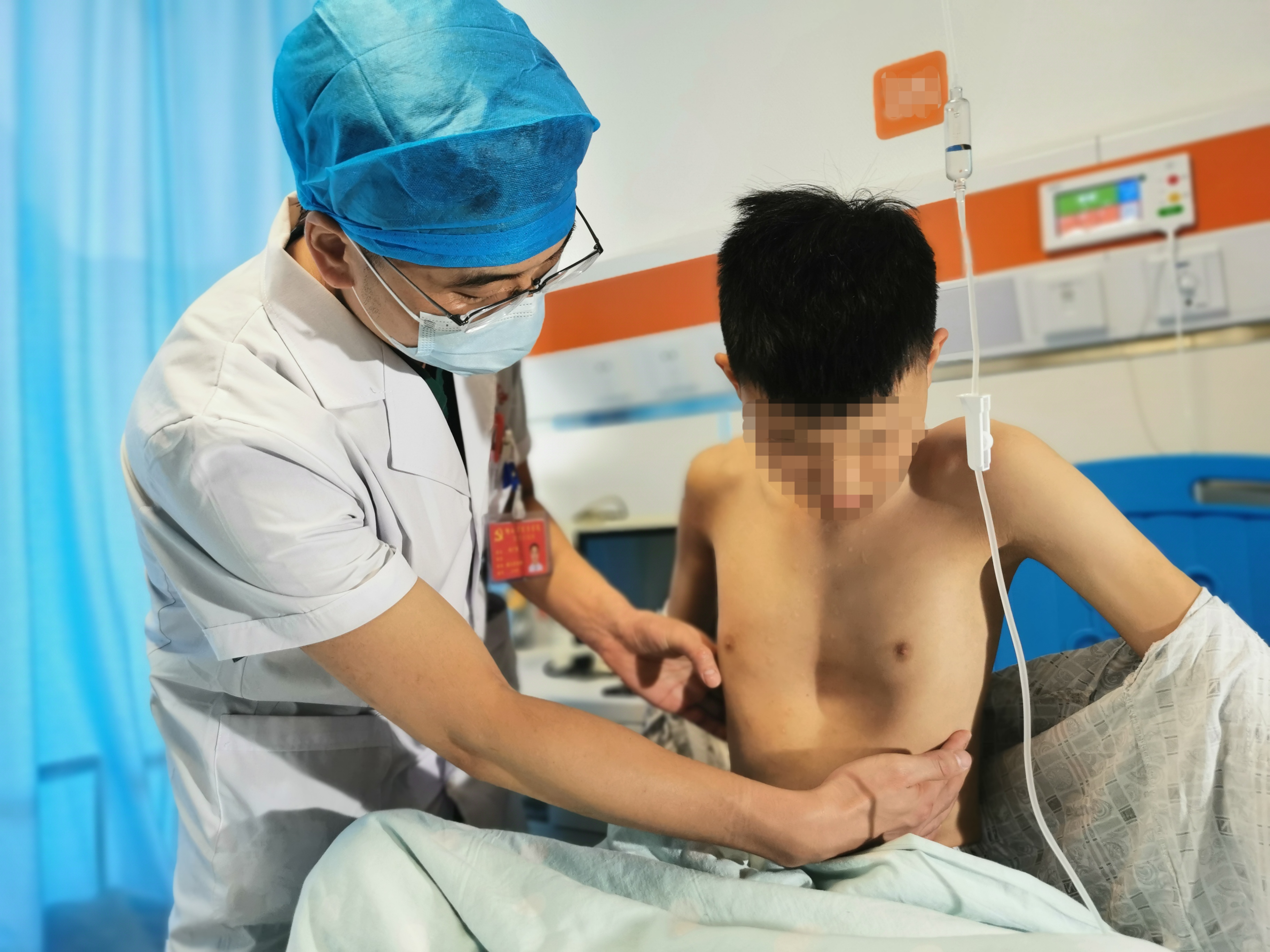 湖南省儿童医院心胸外科主任医师阳广贤给明明做检查。  医院供图