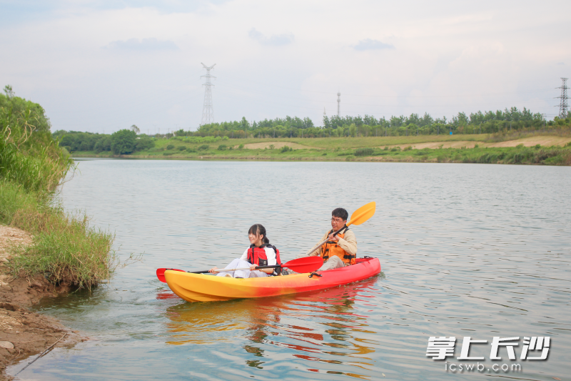 “浏阳河小卫士”正在巡河。全媒体记者 颜家文 通讯员 李梦摄