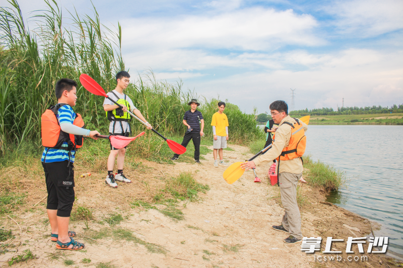 周晓明老师正在讲解皮划艇相关知识。全媒体记者 颜家文 通讯员 李梦摄