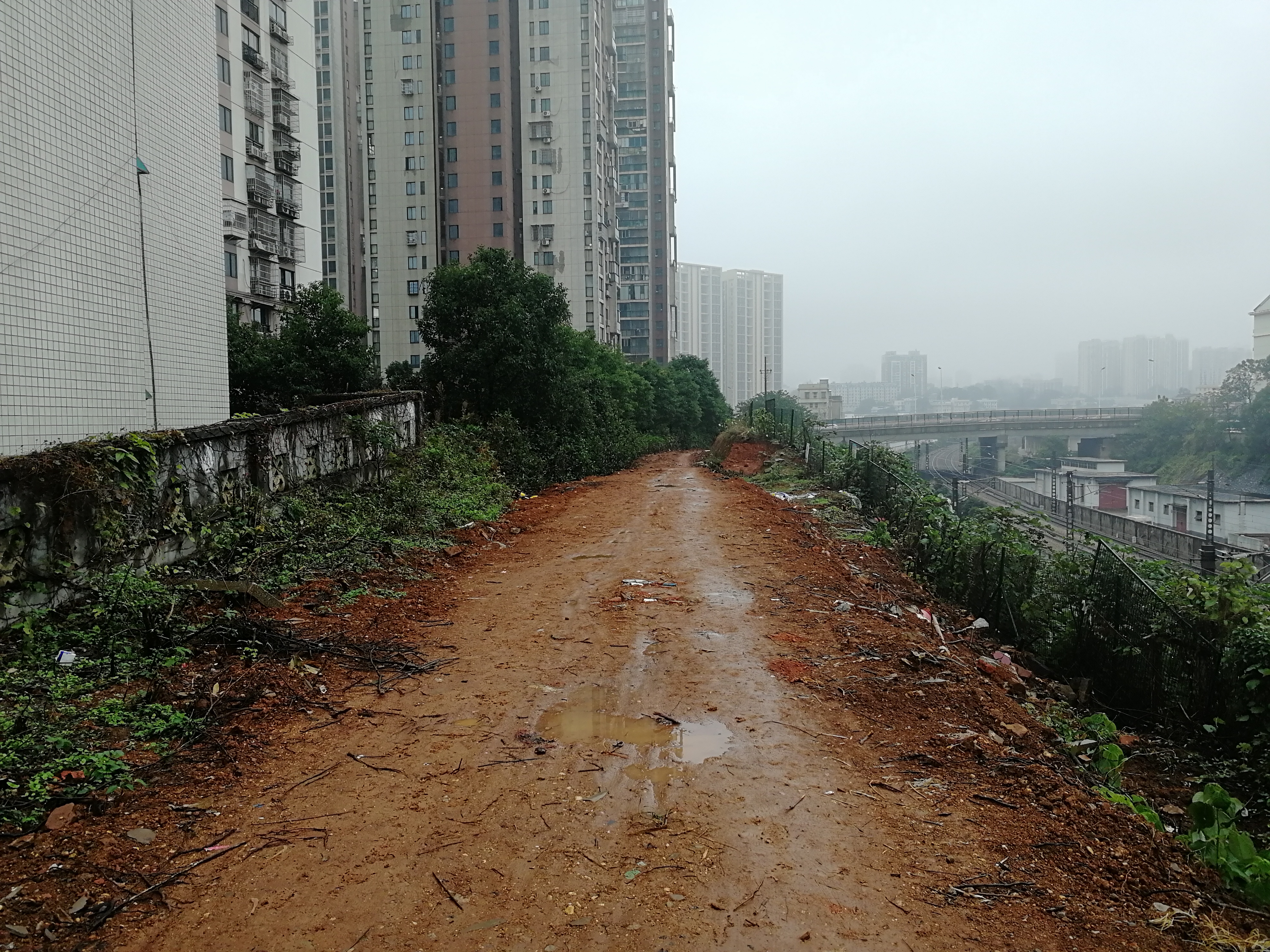 昔日的便道泥泞坑洼，是铁路沿线的一处瑕疵。  资料图片
