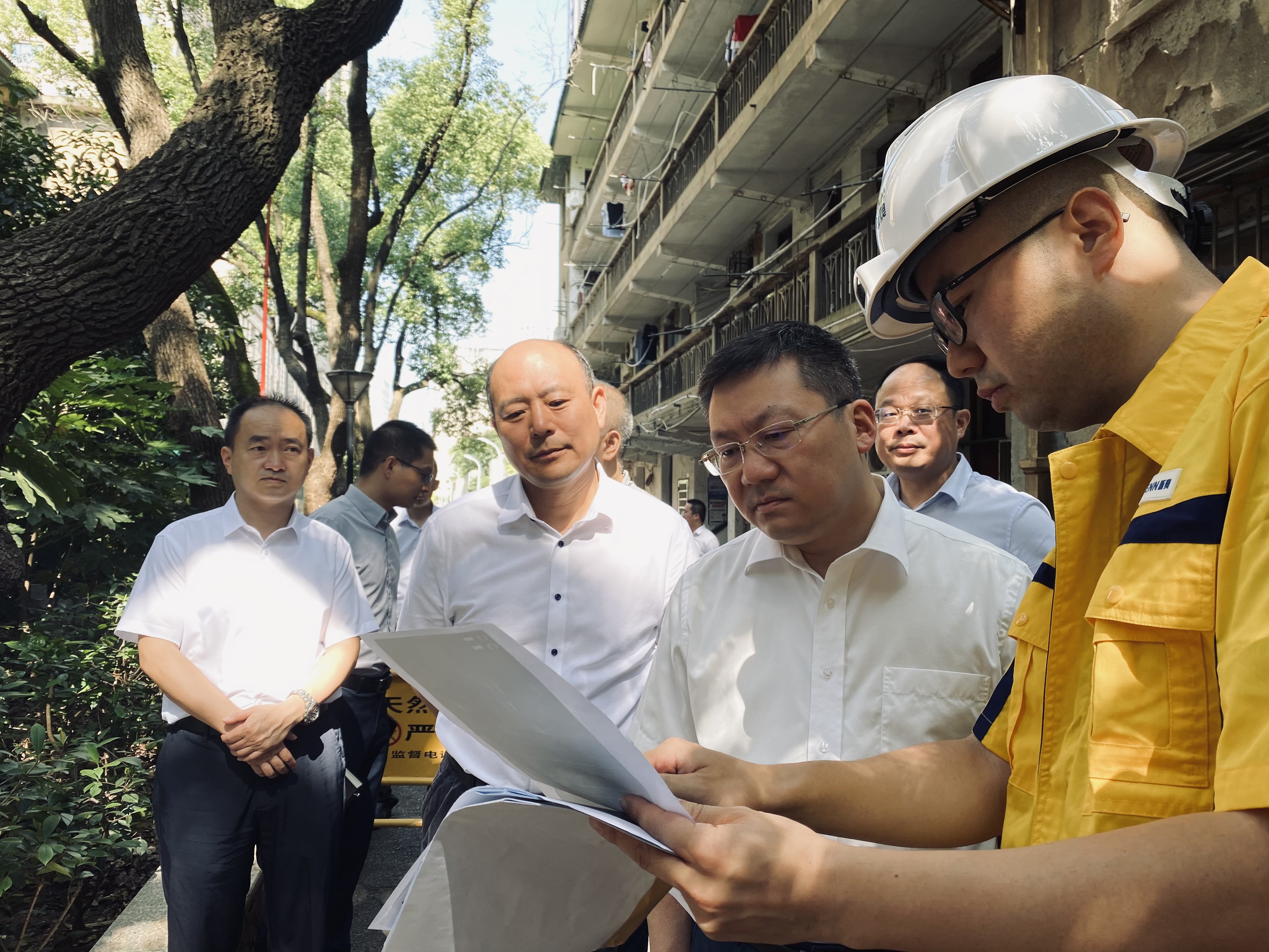 陈澎督查梓园路两厢老旧铸铁燃气管网改造实施情况。  均为长沙晚报全媒体记者周辉霞摄