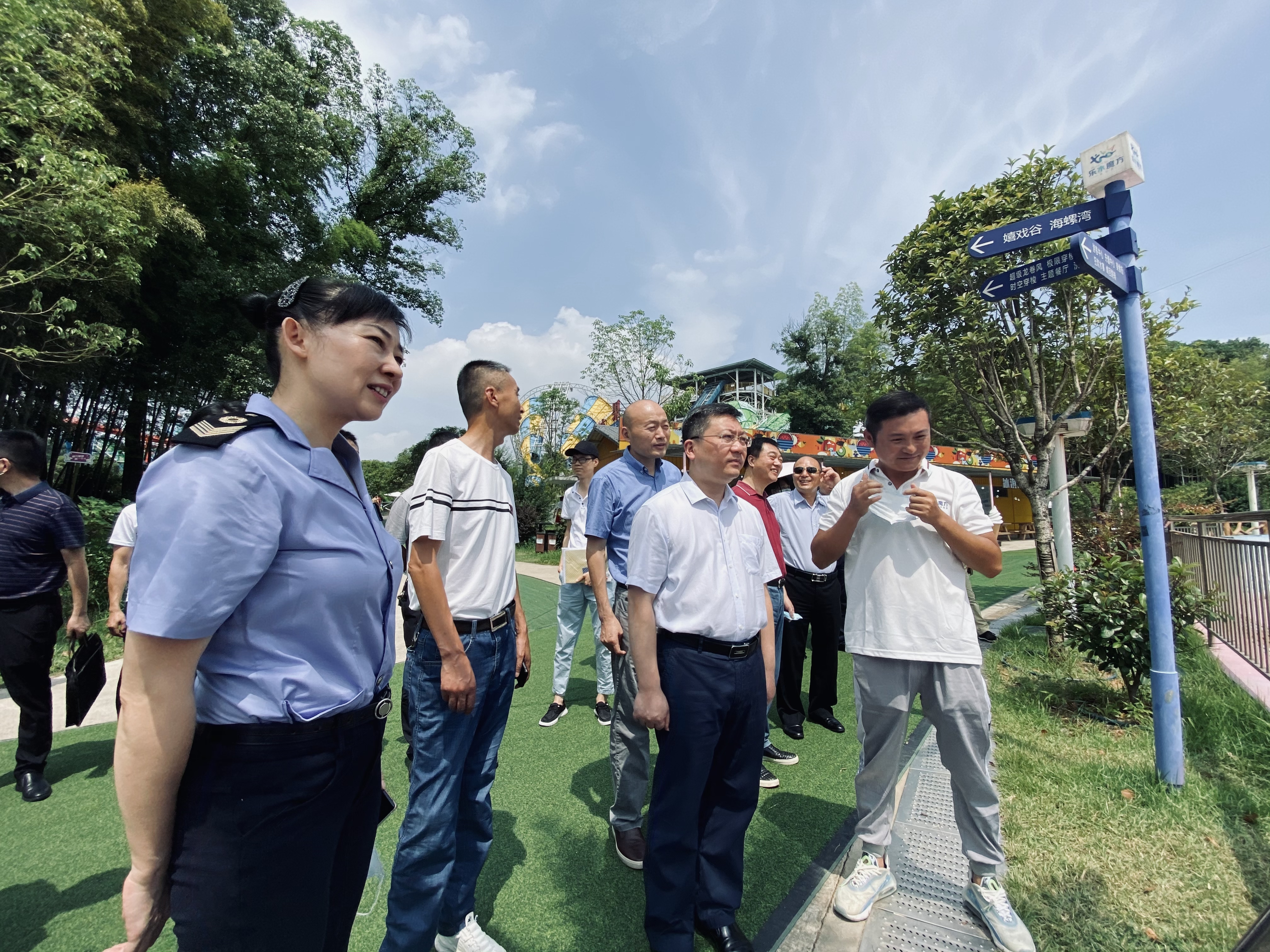 陈澎督查大型水上游乐设施安全隐患排查情况。