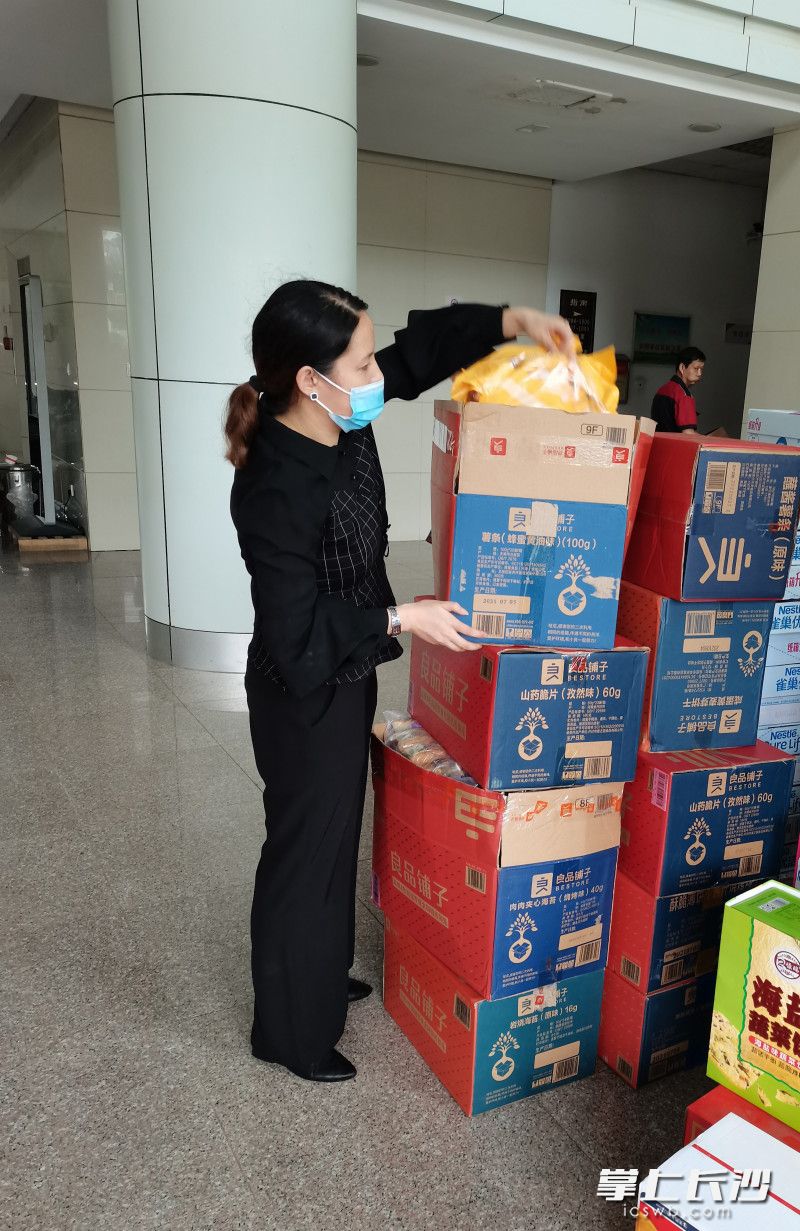 面包、饼干、牛奶、饮用水等食物补给送到600多名孩子手中。均为良品铺子供图