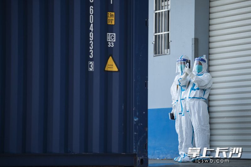 对集装箱进口货物进行查验。