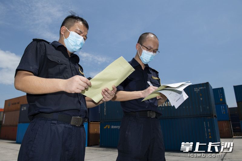 在所有检查都完成之后，文玉辉、蒋丛军已经浑身湿透。均为长沙晚报全媒体记者黄启晴摄