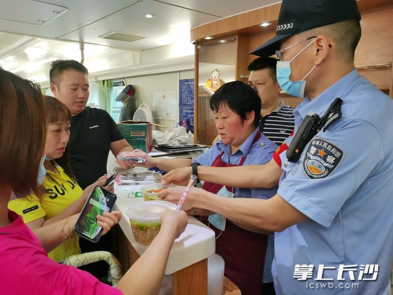 孙宏伟和列车工作人员为旅客们安排饮食。 受访者供图