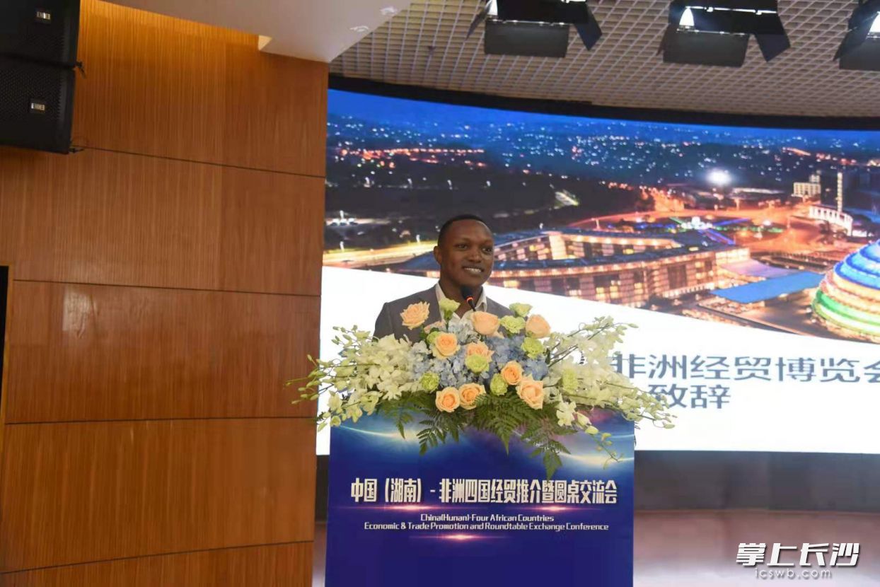 非洲来宾在做推介。   长沙晚报通讯员 曾琪 供图