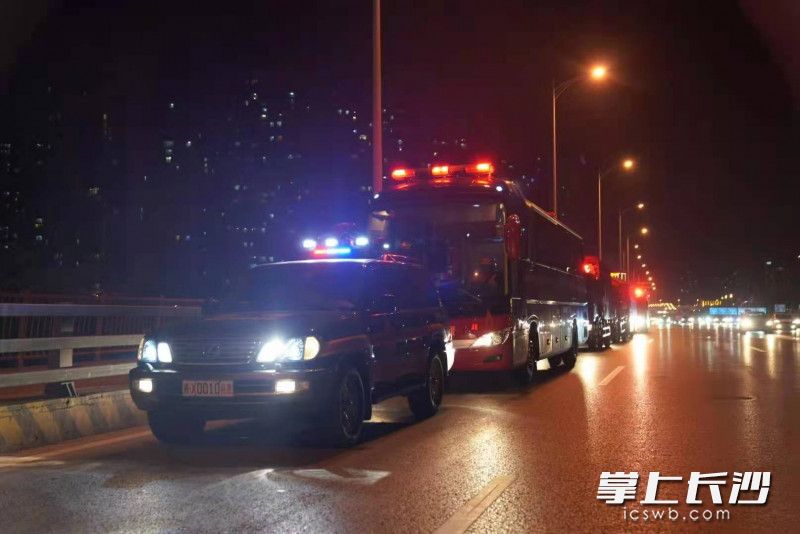 22日晚，湖南省消防救援队伍相关人员、车辆迅速集结，连夜赴河南驰援。均为湖南消防 供图