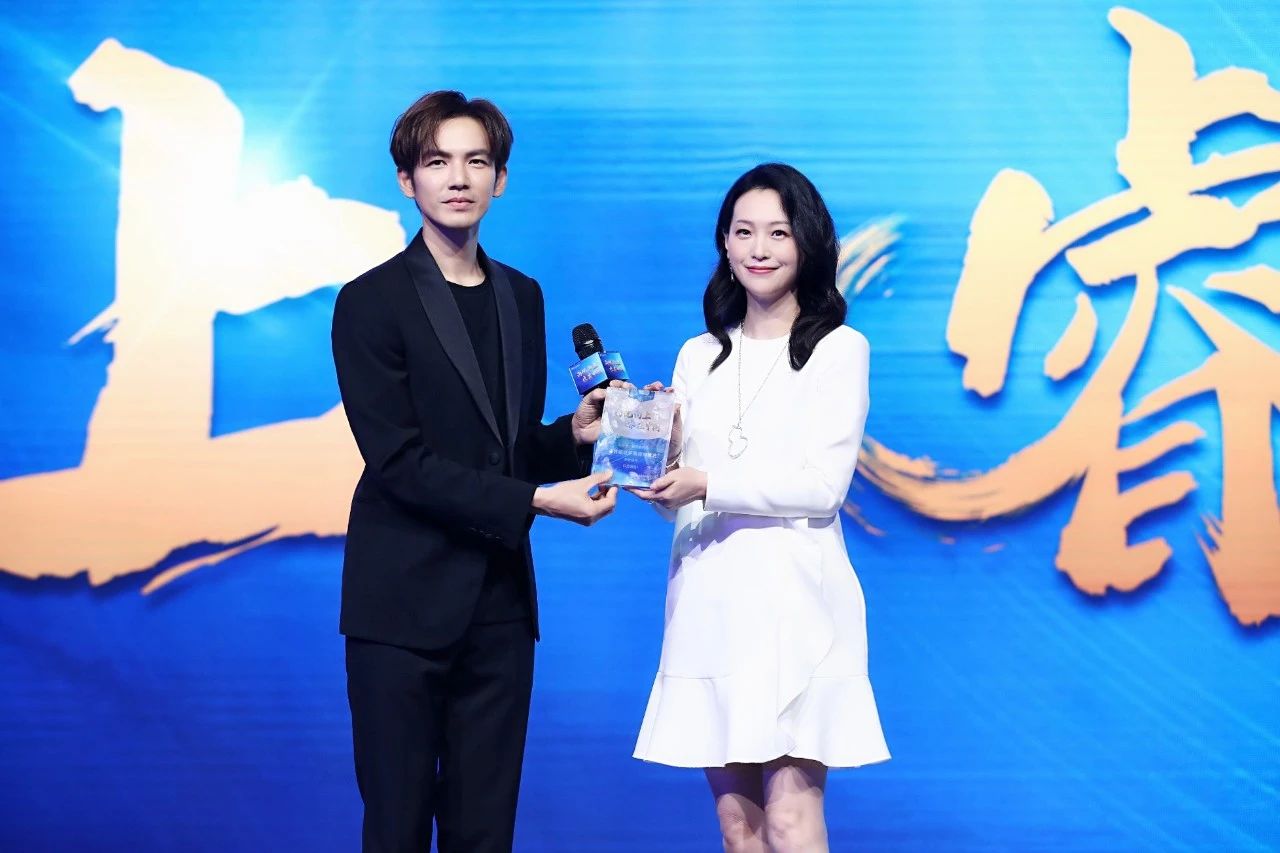 澳优乳业执行董事吴少虹正式授予钟汉良“高能榜样官”称号