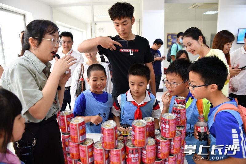 “这就是我最爱喝的旺仔牛奶，我今天可以看到它是怎么生产出来的了！”
