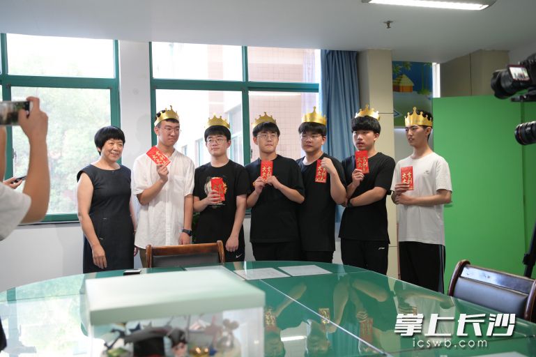 今年6位考上大学的孩子和高喜容教授合影。