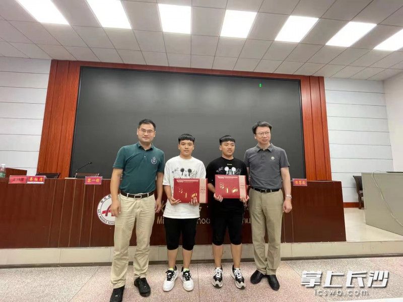 7月23日，北京理工大学湖南招生组组长、机械与车辆学院党委书记冯慧华教授等专程来到安化一中，为双胞胎兄弟熊威、熊剑等同学送上录取通知书。通讯员 孙硕 供图