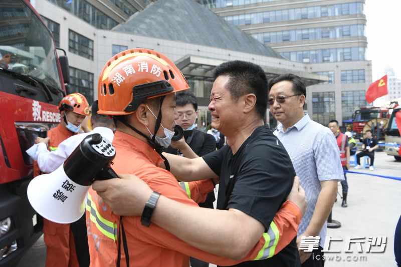 7月24日，郑州大学第一附属医院副院长闫新郑向长沙消防跨区域增援队伍表示感谢时，忍不住落泪。均为长沙晚报通讯员 唐雄杰 供图
