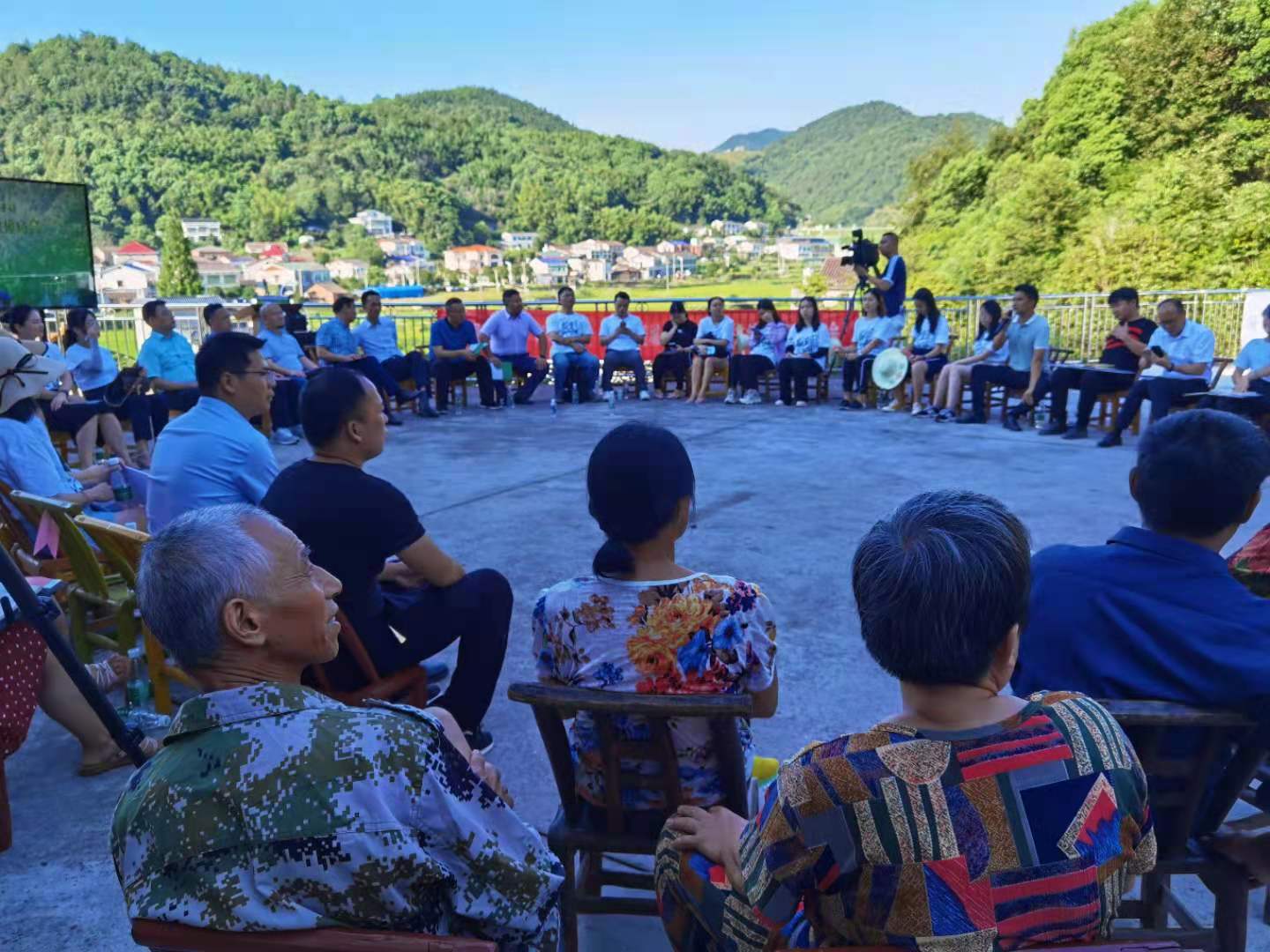 来自同济大学、湖南大学乡村共创实验团队与当地镇村干部及村民热烈交流。均为长沙晚报全媒体记者 朱华 摄
