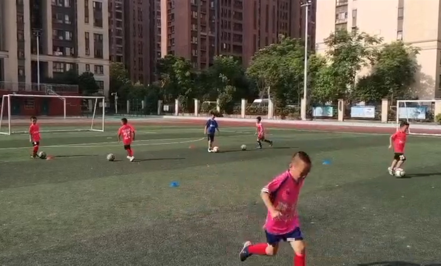 同学们在足球场上训练。均为长沙晚报通讯员 彭紫薇 陈倩 摄影报道