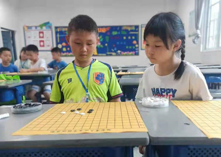 学下五子棋。
