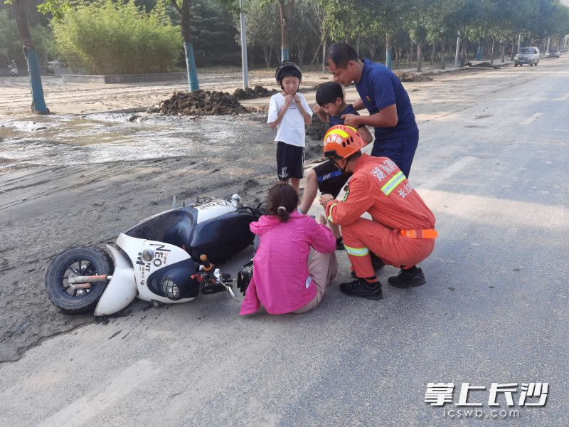 在郑州执行任务途中路遇摔伤女子，长沙消防员及时救助。均为长沙晚报通讯员 唐雄杰 供图