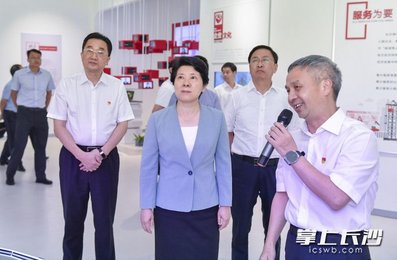 7月27日下午，省委常委、市委书记吴桂英在长沙银行总行大楼调研。长沙晚报全媒体记者 余劭劼 摄