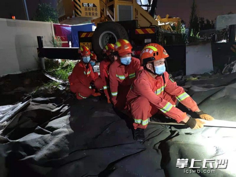 长沙消防指战员现场执行排涝任务。长沙晚报通讯员 唐雄杰 供图