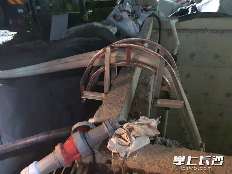 长沙消防跨区域增援队伍见招拆招，成功研制水带拐角护桥。