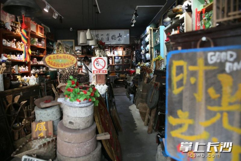 走进老物件店如同迈进时光之门。