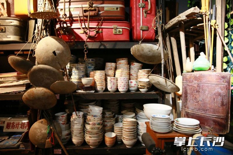 破破烂烂的老物件成了人们回忆过去的导线。