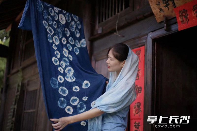 蓝色印花布让人心生温暖。
