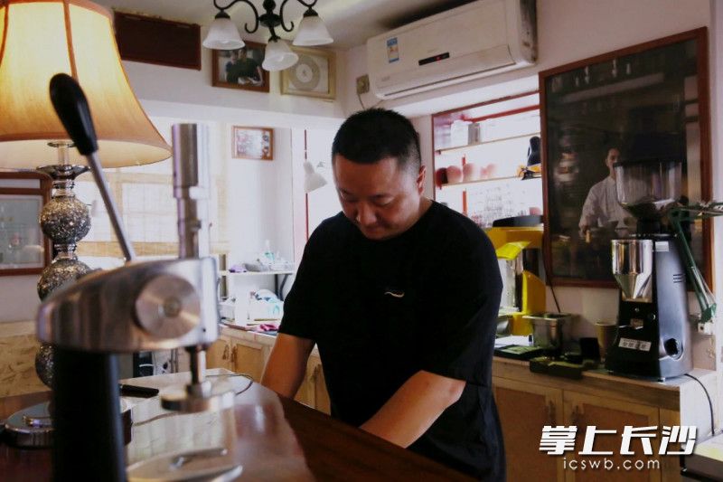 宁乡子木文创集市主要从事文创项目开发，老物件收藏等。这条街，被宁乡人称为“特别的街”。图片均为长沙晚报全媒体记者 贺文兵 通讯员 谢映华 摄影报道